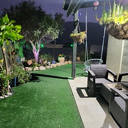 מבט לחצר לחדר אחד בלילה